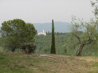 Pieve di San Cristoforo sullo sfondo di Vallombrosa.